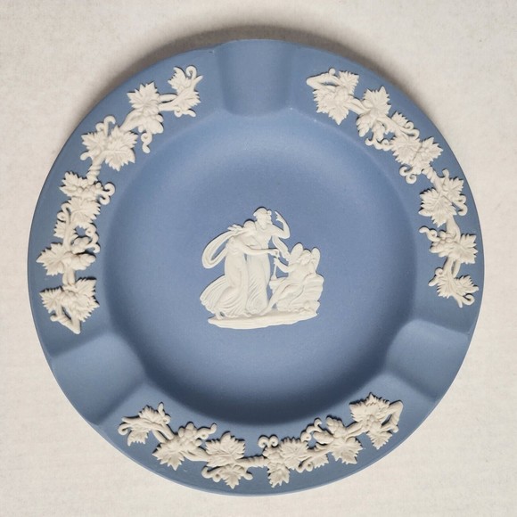 Wedgwood Blue White Jasperware Ashtray 3 Slots Cupid Asleep England - Picture 2 of 4